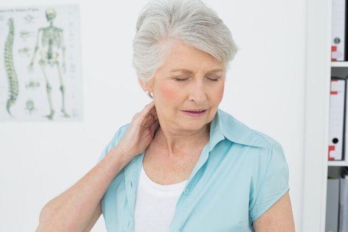 Osteocondrose cervical em uma mulher idosa