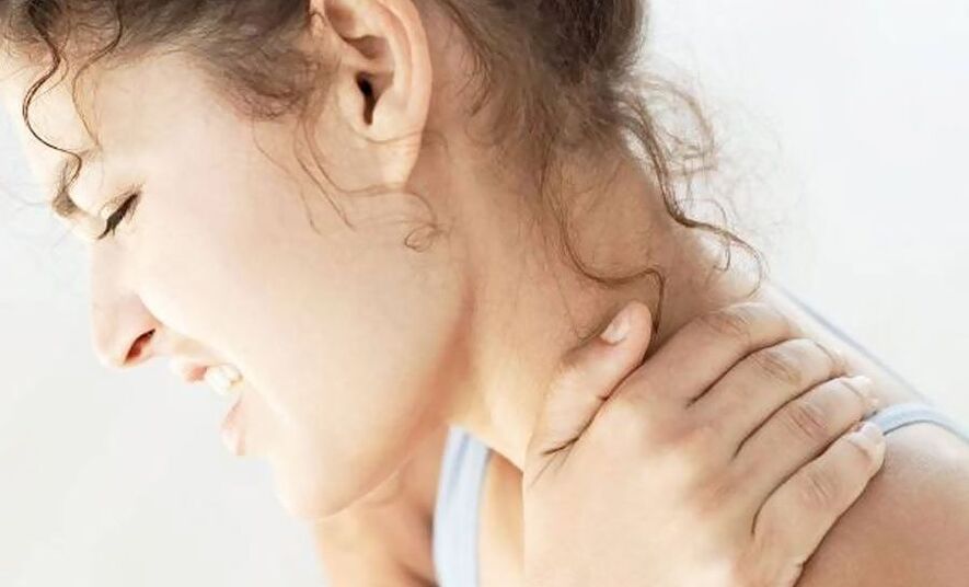 A osteocondrose cervical é acompanhada de dor ou dor aguda no pescoço