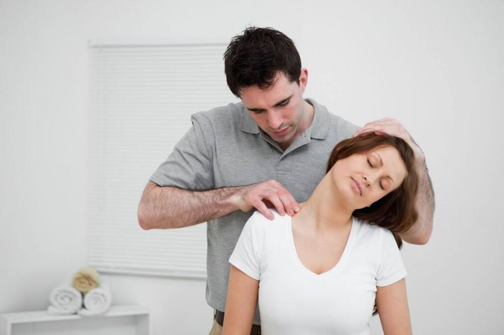 Massagem terapêutica no pescoço para aliviar a dor na osteocondrose cervical